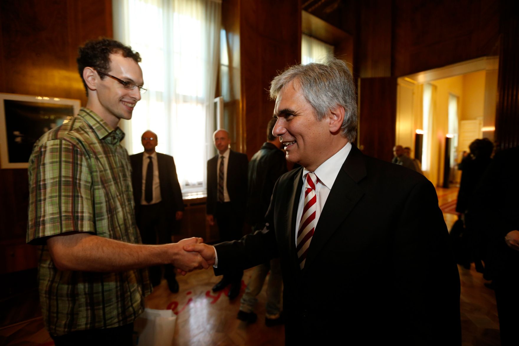 Am 26. Oktober 2013 empfing Bundeskanzler Werner Faymann im Rahmen des Nationalfeiertages Besucherinnen und Besucher im Bundeskanzleramt.