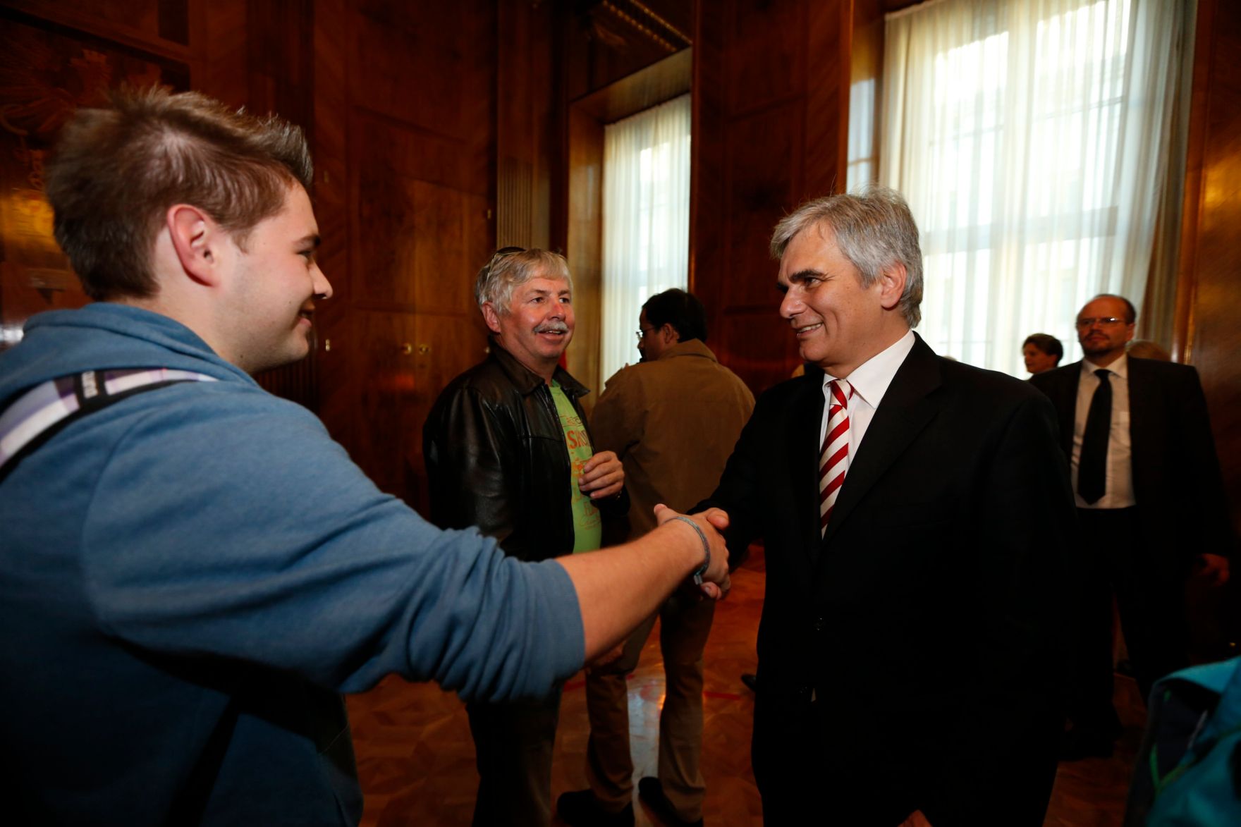 Am 26. Oktober 2013 empfing Bundeskanzler Werner Faymann im Rahmen des Nationalfeiertages Besucherinnen und Besucher im Bundeskanzleramt.