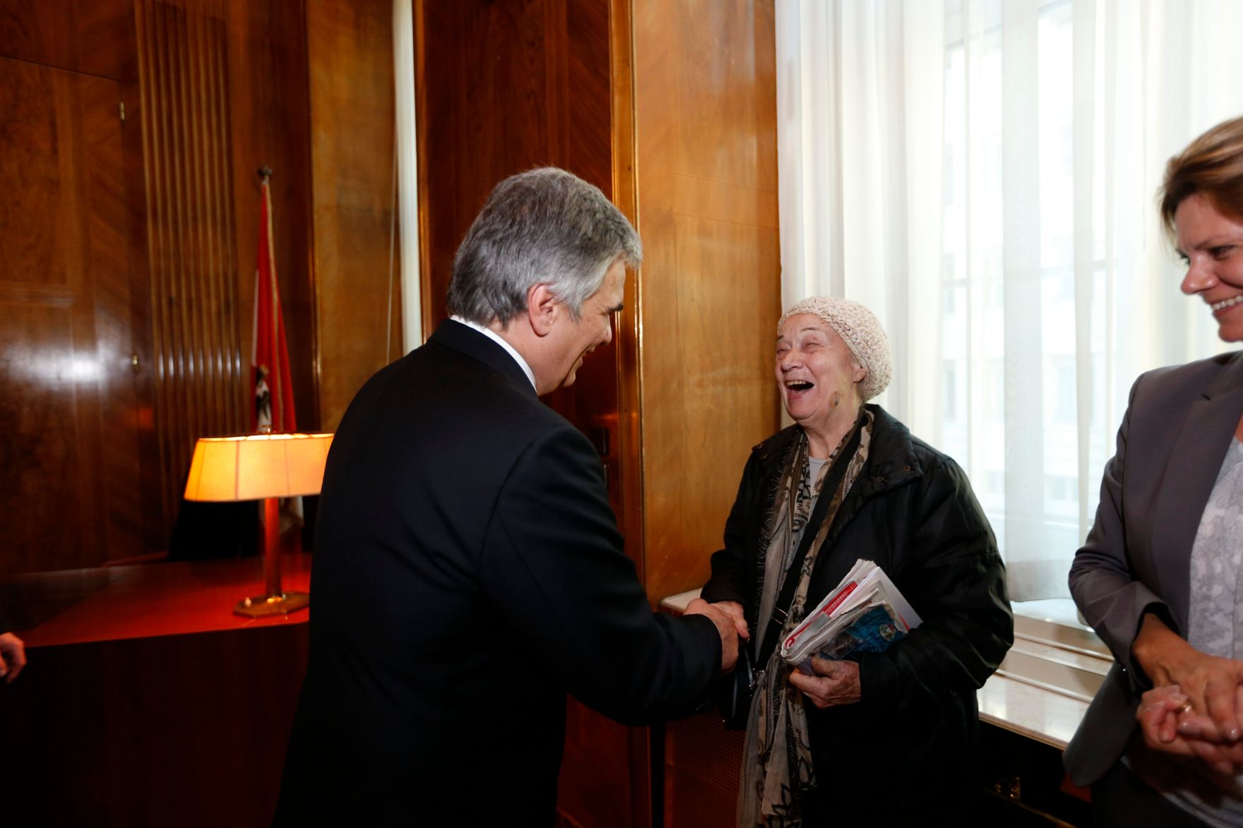 Am 26. Oktober 2013 empfing Bundeskanzler Werner Faymann im Rahmen des Nationalfeiertages Besucherinnen und Besucher im Bundeskanzleramt.