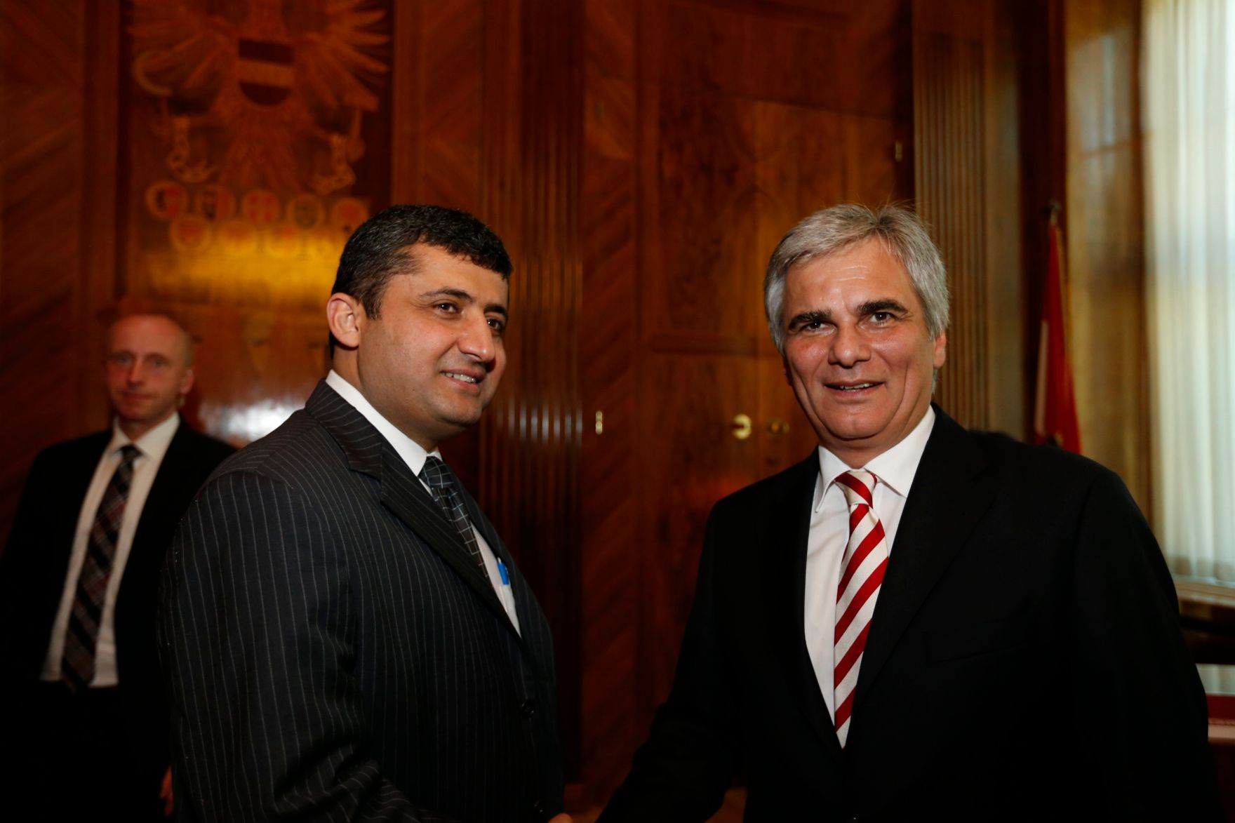 Am 26. Oktober 2013 empfing Bundeskanzler Werner Faymann im Rahmen des Nationalfeiertages Besucherinnen und Besucher im Bundeskanzleramt.