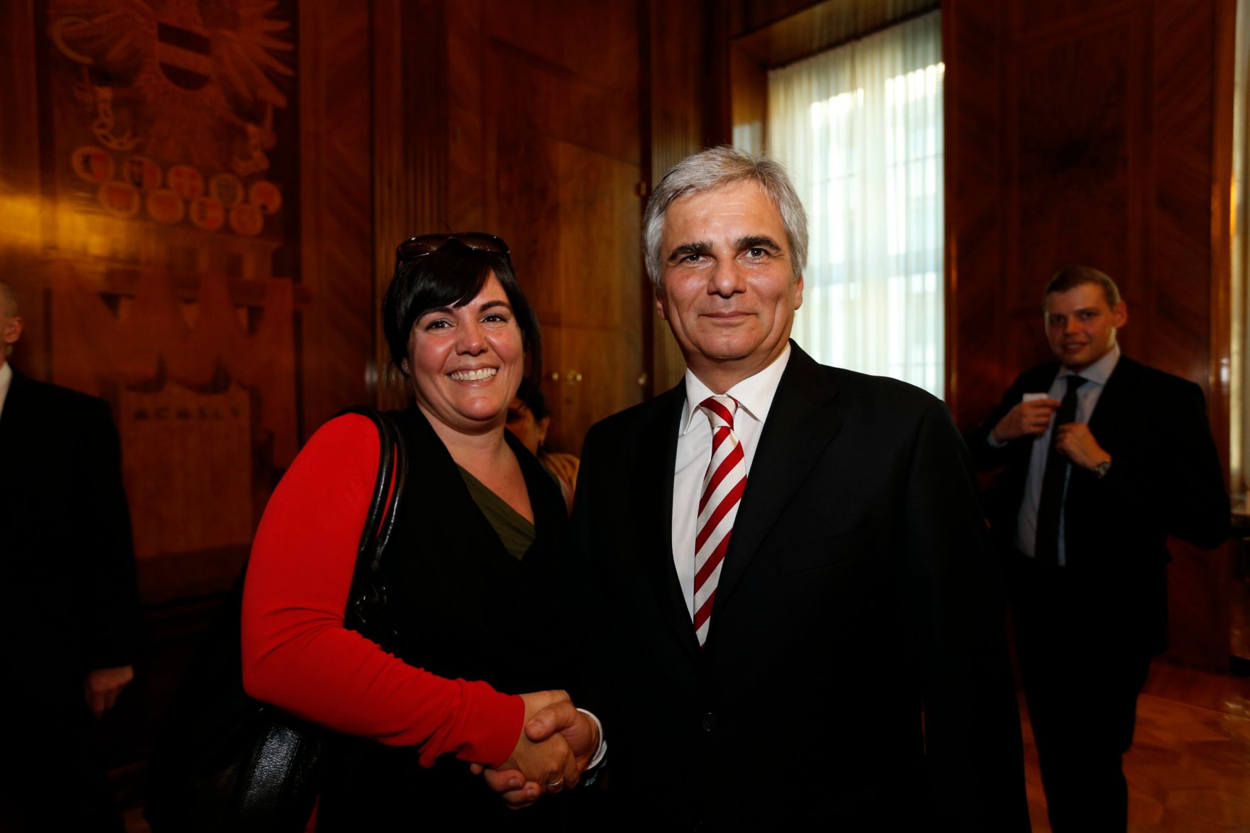 Am 26. Oktober 2013 empfing Bundeskanzler Werner Faymann im Rahmen des Nationalfeiertages Besucherinnen und Besucher im Bundeskanzleramt.