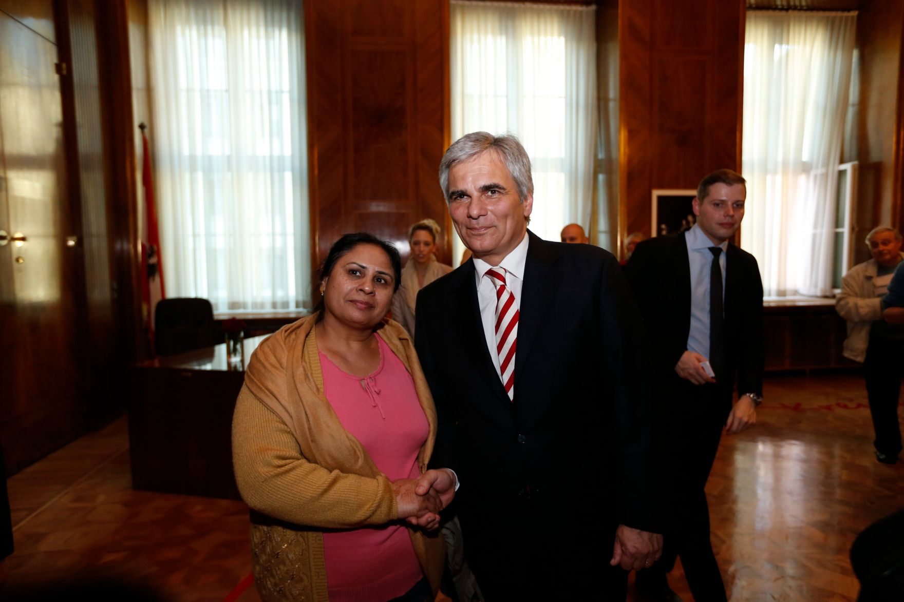 Am 26. Oktober 2013 empfing Bundeskanzler Werner Faymann im Rahmen des Nationalfeiertages Besucherinnen und Besucher im Bundeskanzleramt.