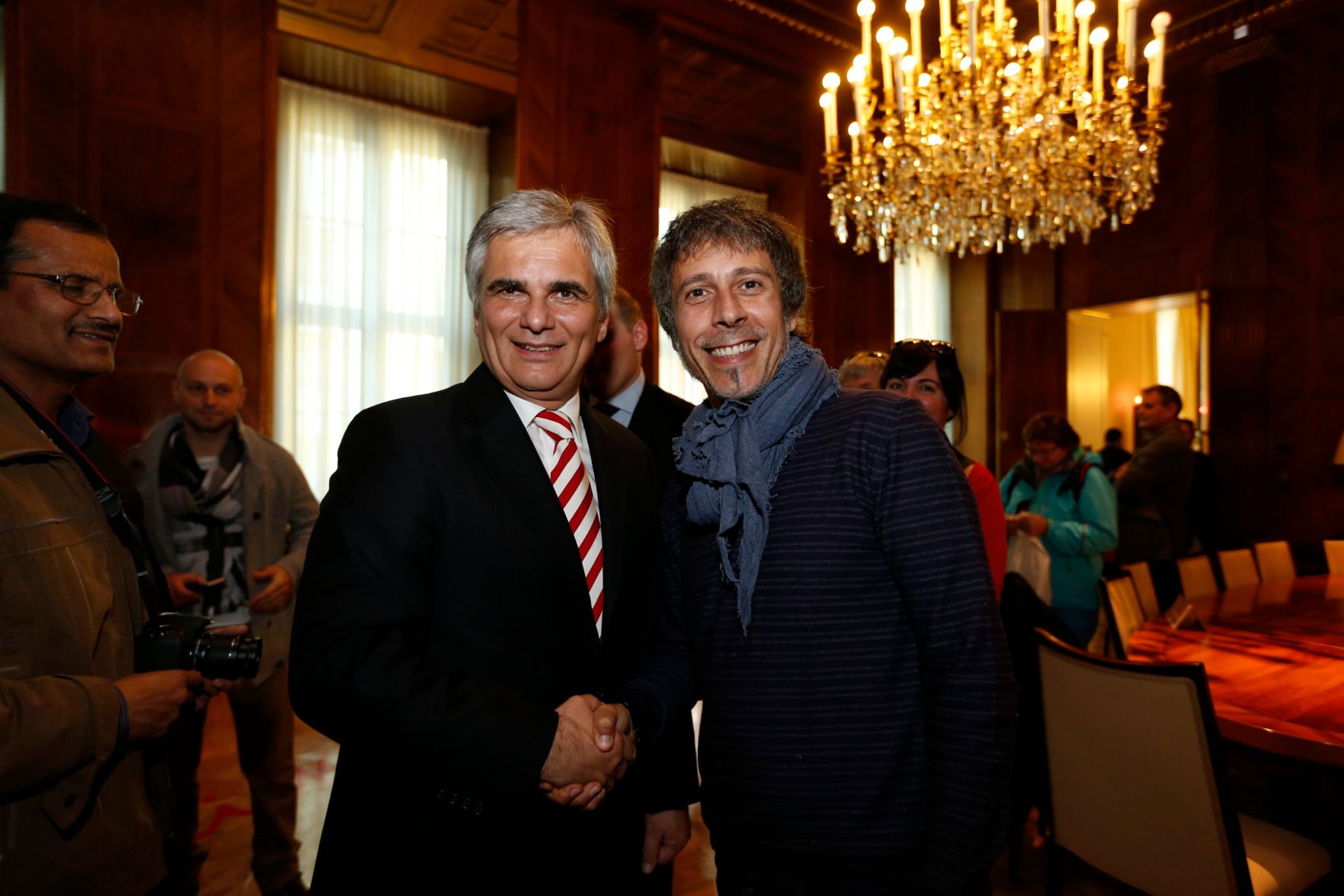Am 26. Oktober 2013 empfing Bundeskanzler Werner Faymann im Rahmen des Nationalfeiertages Besucherinnen und Besucher im Bundeskanzleramt.