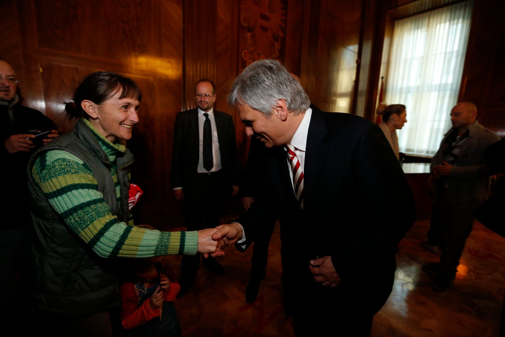 Am 26. Oktober 2013 empfing Bundeskanzler Werner Faymann im Rahmen des Nationalfeiertages Besucherinnen und Besucher im Bundeskanzleramt.