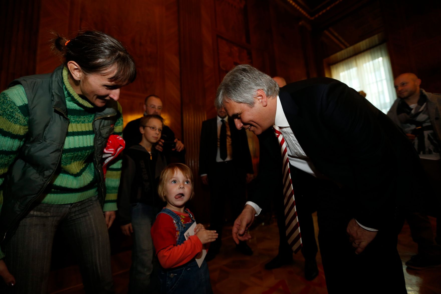 Am 26. Oktober 2013 empfing Bundeskanzler Werner Faymann im Rahmen des Nationalfeiertages Besucherinnen und Besucher im Bundeskanzleramt.