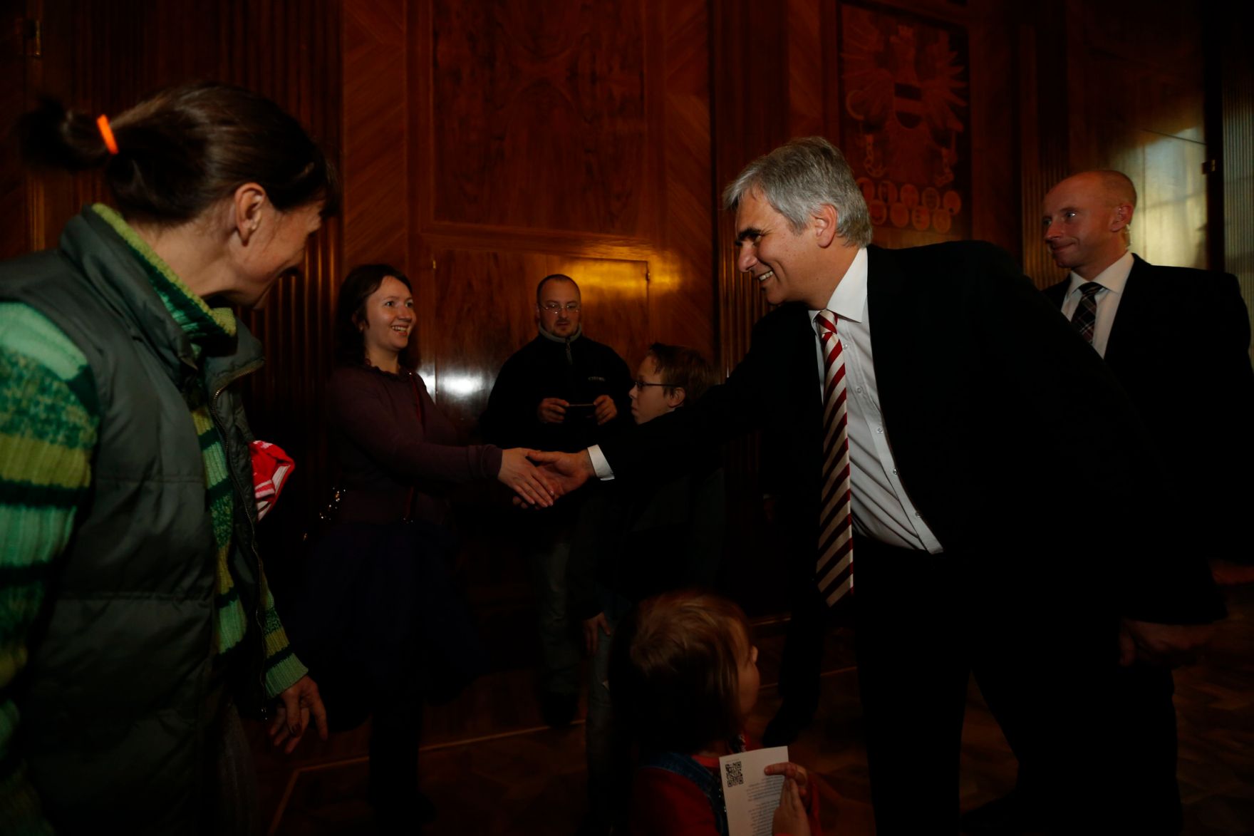 Am 26. Oktober 2013 empfing Bundeskanzler Werner Faymann im Rahmen des Nationalfeiertages Besucherinnen und Besucher im Bundeskanzleramt.