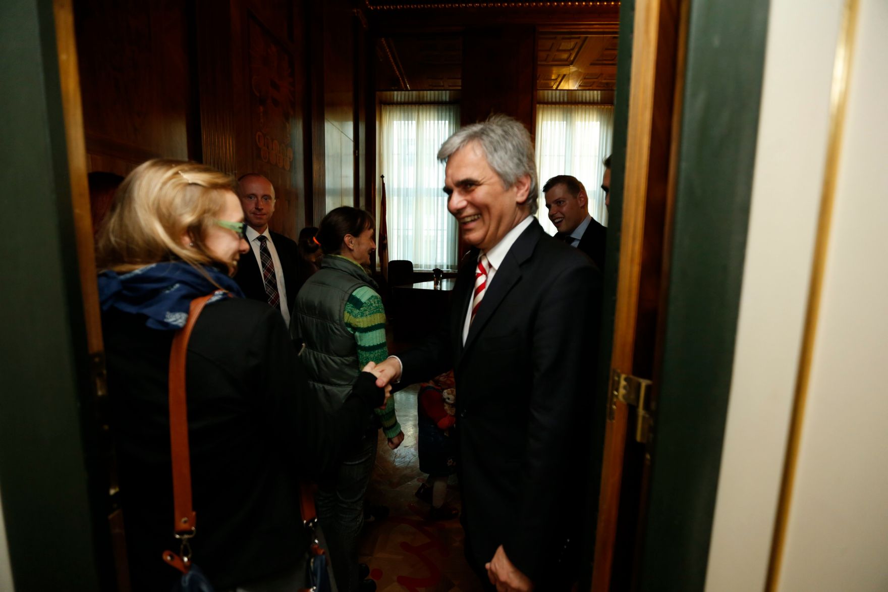 Am 26. Oktober 2013 empfing Bundeskanzler Werner Faymann im Rahmen des Nationalfeiertages Besucherinnen und Besucher im Bundeskanzleramt.