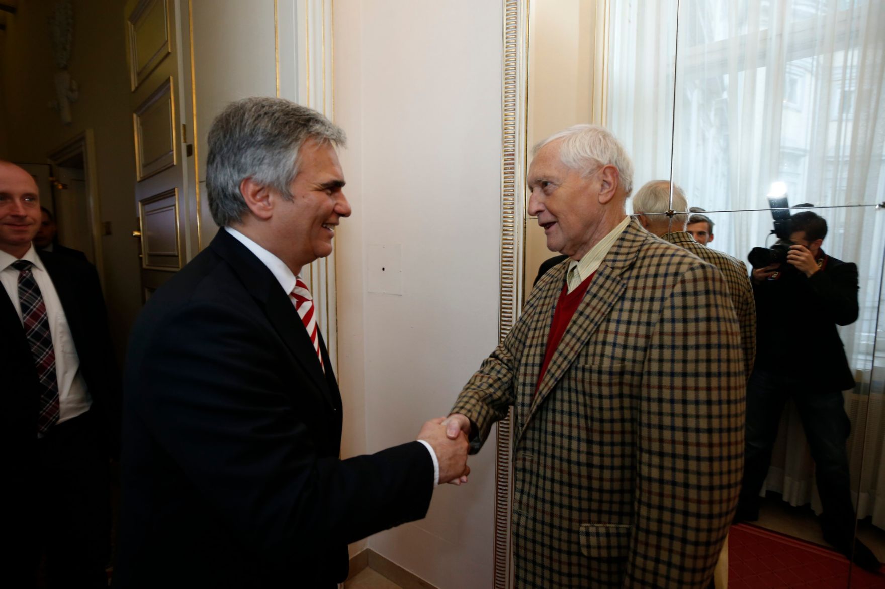 Am 26. Oktober 2013 empfing Bundeskanzler Werner Faymann im Rahmen des Nationalfeiertages Besucherinnen und Besucher im Bundeskanzleramt.