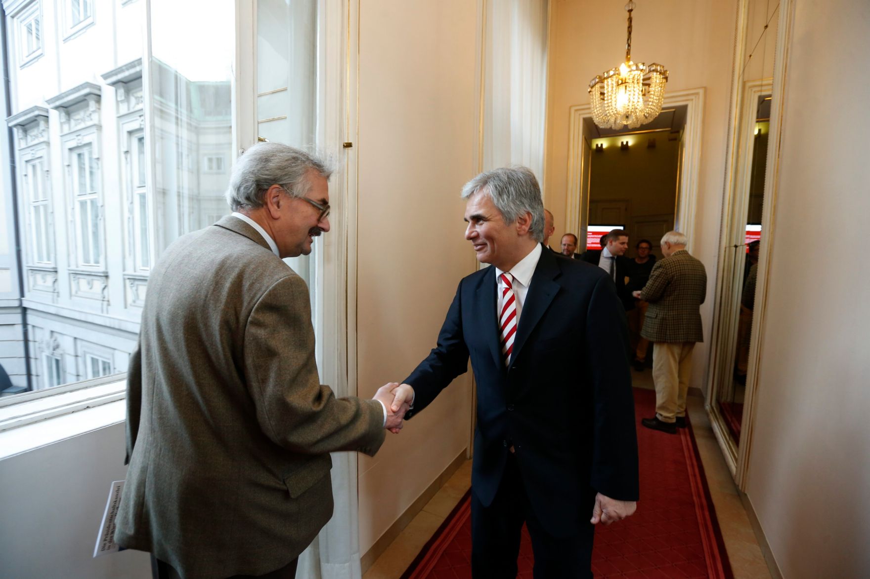 Am 26. Oktober 2013 empfing Bundeskanzler Werner Faymann im Rahmen des Nationalfeiertages Besucherinnen und Besucher im Bundeskanzleramt.
