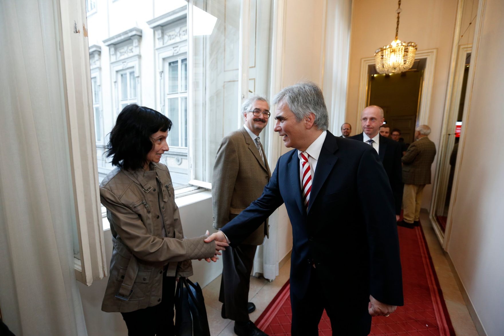 Am 26. Oktober 2013 empfing Bundeskanzler Werner Faymann im Rahmen des Nationalfeiertages Besucherinnen und Besucher im Bundeskanzleramt.