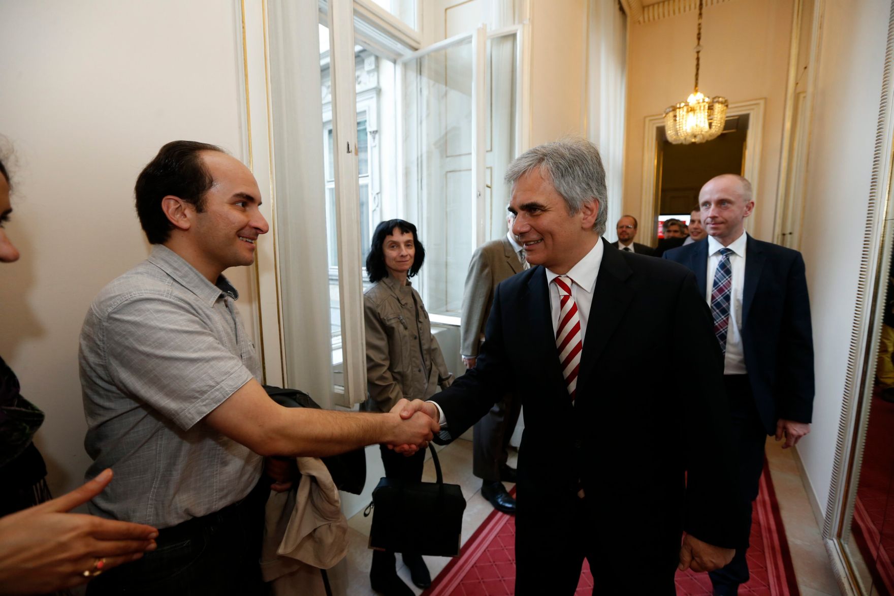 Am 26. Oktober 2013 empfing Bundeskanzler Werner Faymann im Rahmen des Nationalfeiertages Besucherinnen und Besucher im Bundeskanzleramt.