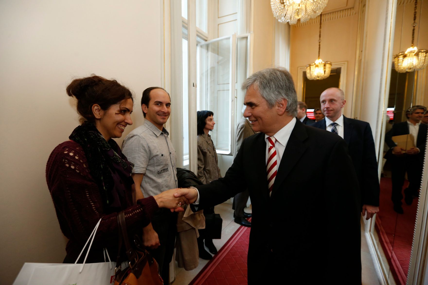 Am 26. Oktober 2013 empfing Bundeskanzler Werner Faymann im Rahmen des Nationalfeiertages Besucherinnen und Besucher im Bundeskanzleramt.