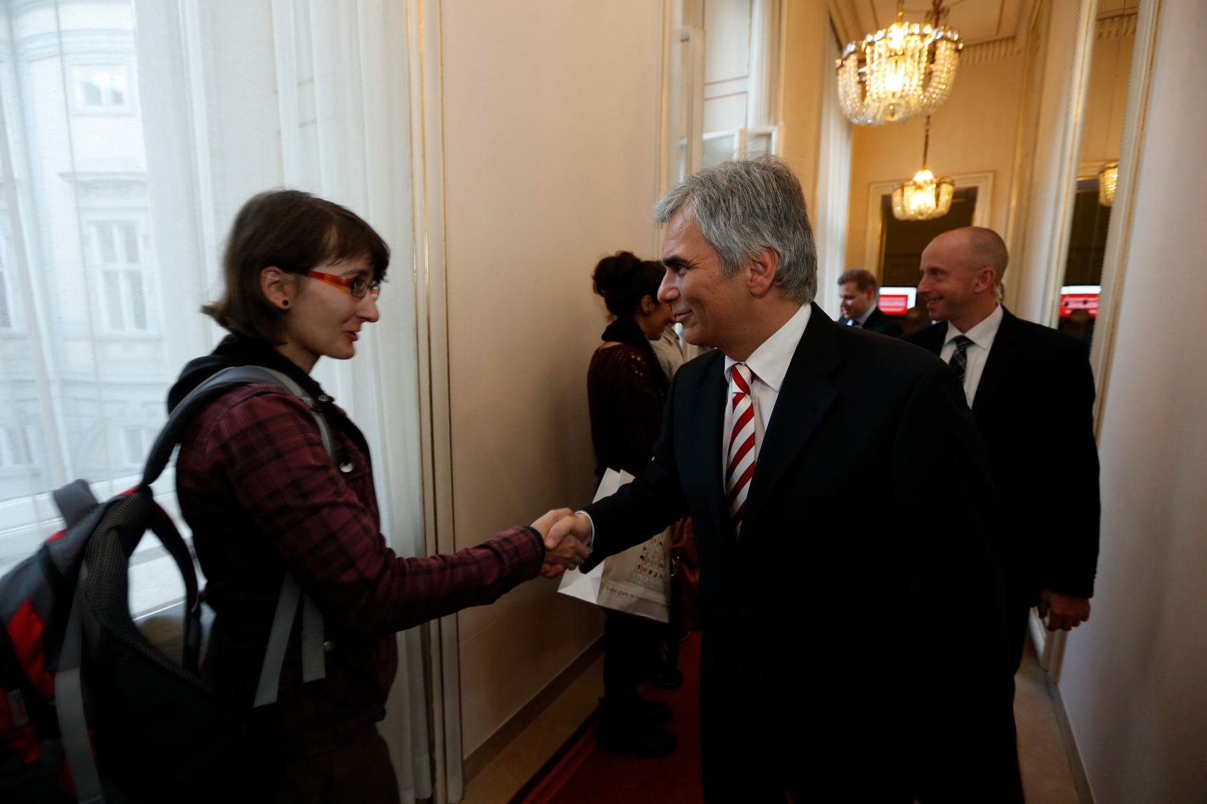 Am 26. Oktober 2013 empfing Bundeskanzler Werner Faymann im Rahmen des Nationalfeiertages Besucherinnen und Besucher im Bundeskanzleramt.