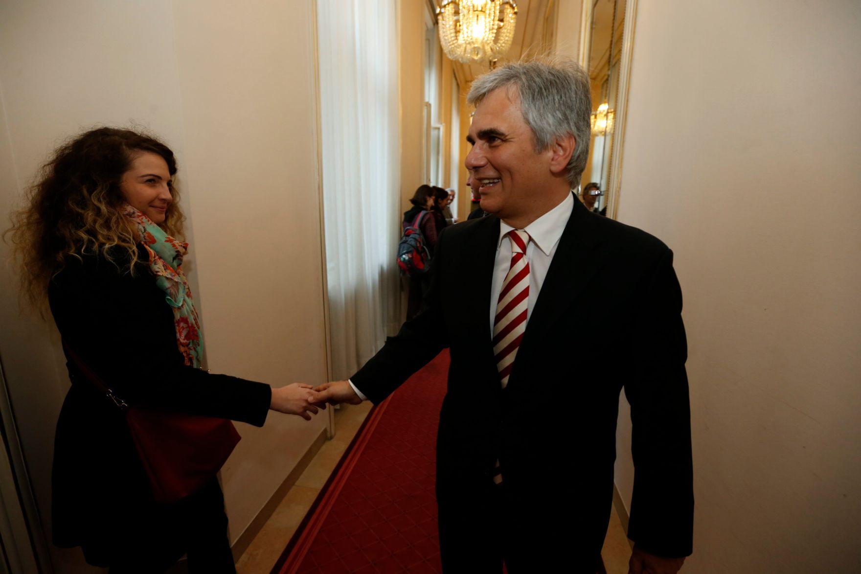 Am 26. Oktober 2013 empfing Bundeskanzler Werner Faymann im Rahmen des Nationalfeiertages Besucherinnen und Besucher im Bundeskanzleramt.