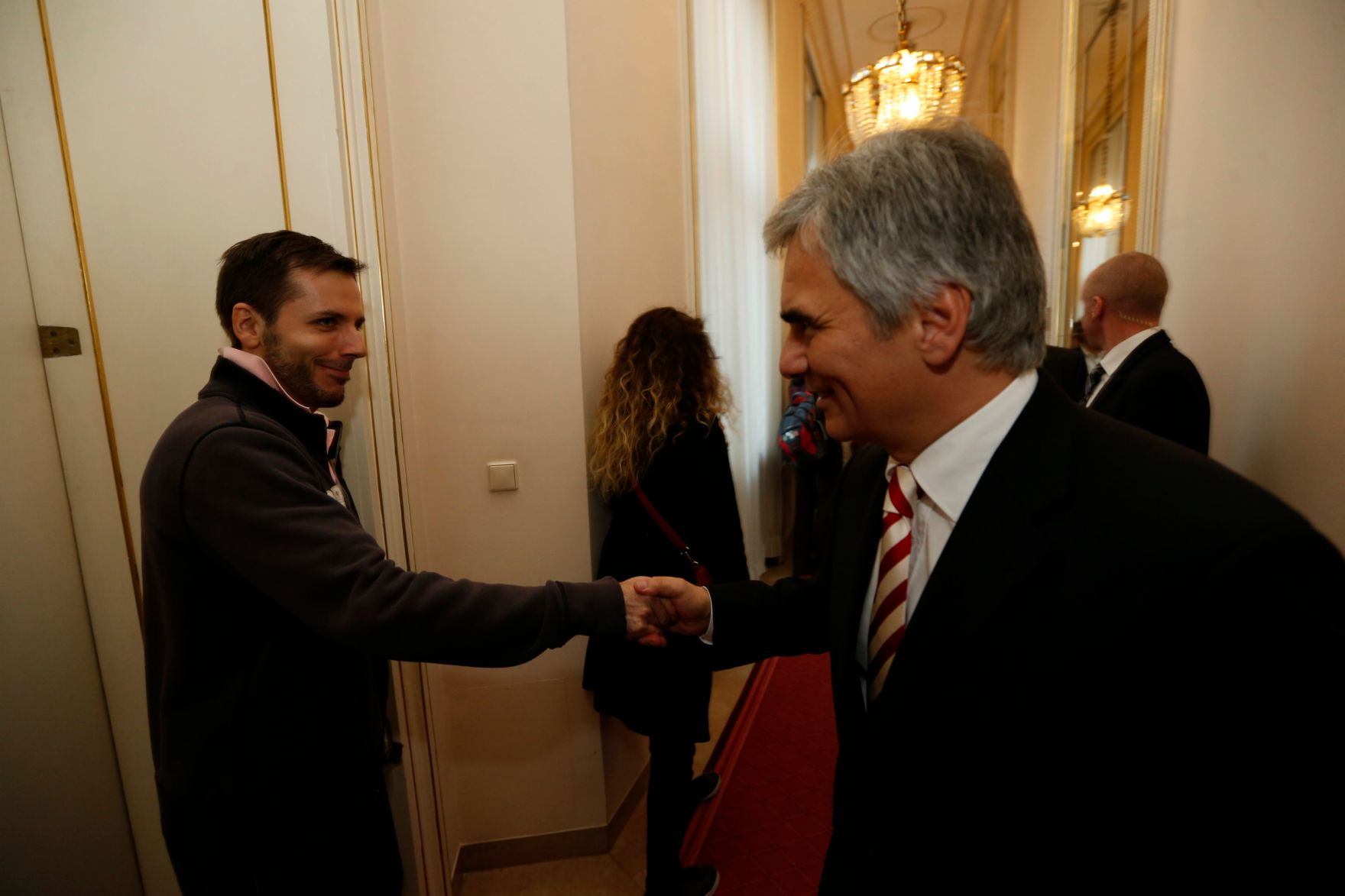 Am 26. Oktober 2013 empfing Bundeskanzler Werner Faymann im Rahmen des Nationalfeiertages Besucherinnen und Besucher im Bundeskanzleramt.