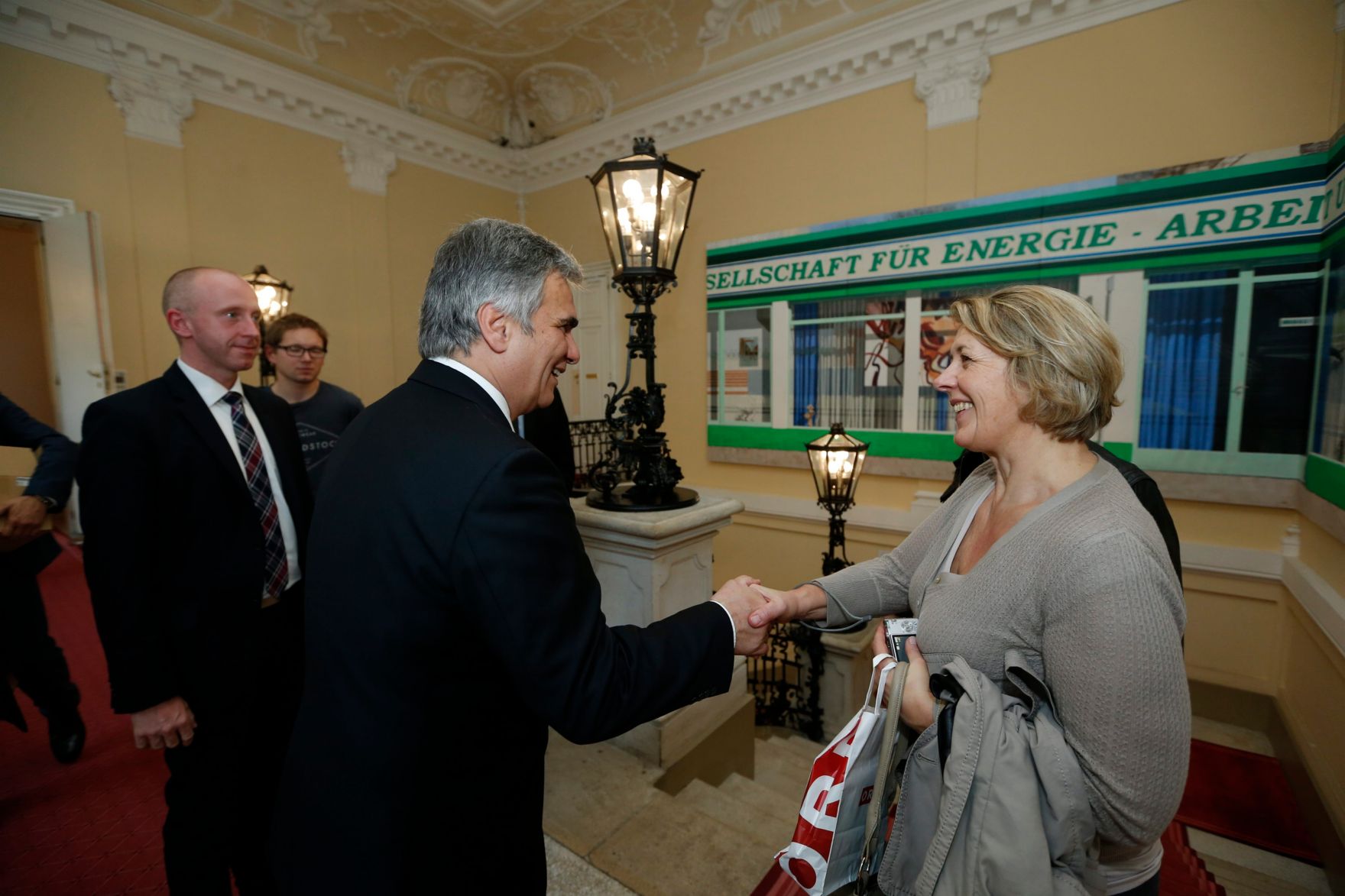 Am 26. Oktober 2013 empfing Bundeskanzler Werner Faymann im Rahmen des Nationalfeiertages Besucherinnen und Besucher im Bundeskanzleramt.