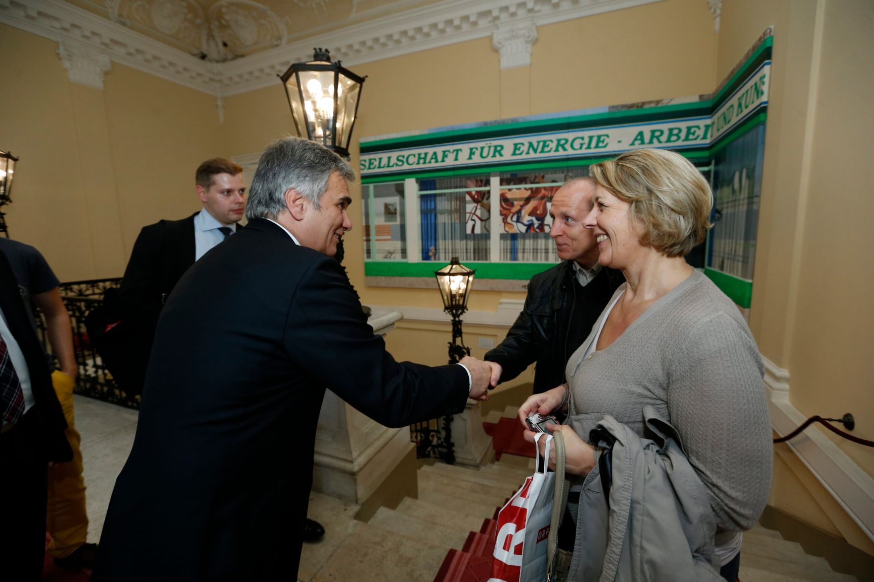 Am 26. Oktober 2013 empfing Bundeskanzler Werner Faymann im Rahmen des Nationalfeiertages Besucherinnen und Besucher im Bundeskanzleramt.