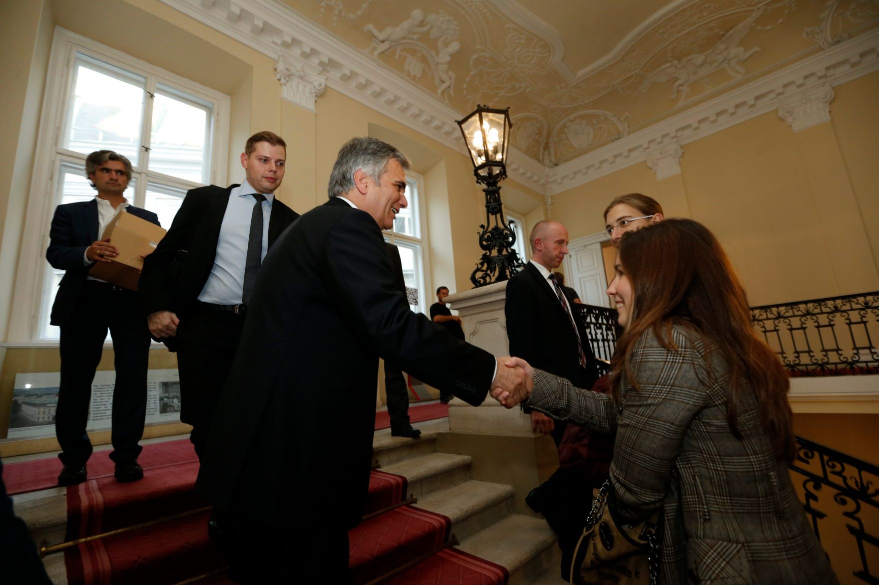 Am 26. Oktober 2013 empfing Bundeskanzler Werner Faymann im Rahmen des Nationalfeiertages Besucherinnen und Besucher im Bundeskanzleramt.