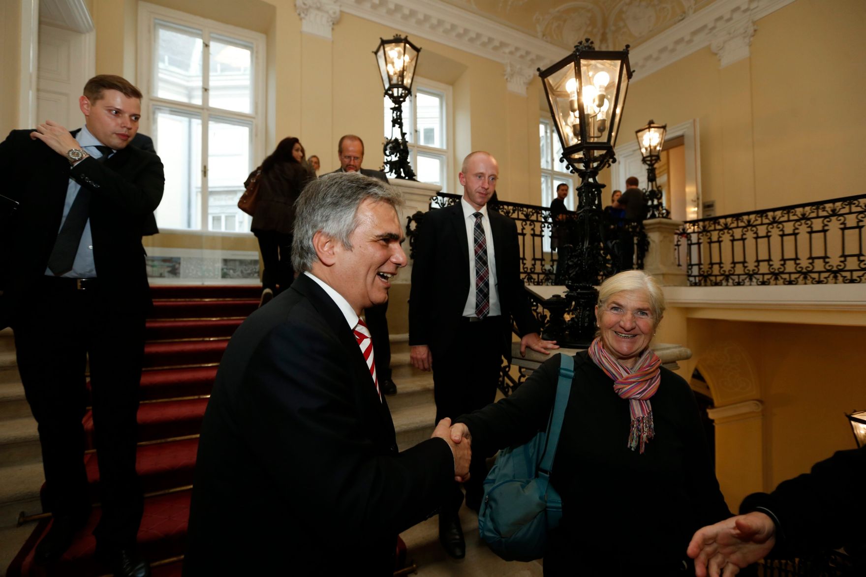 Am 26. Oktober 2013 empfing Bundeskanzler Werner Faymann im Rahmen des Nationalfeiertages Besucherinnen und Besucher im Bundeskanzleramt.