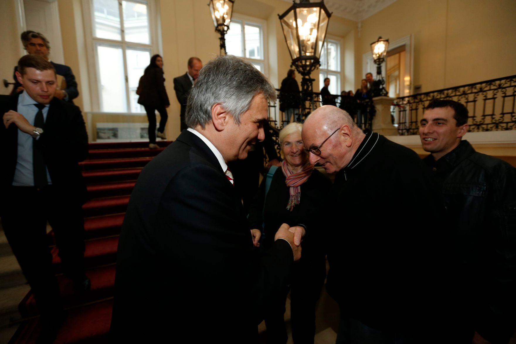 Am 26. Oktober 2013 empfing Bundeskanzler Werner Faymann im Rahmen des Nationalfeiertages Besucherinnen und Besucher im Bundeskanzleramt.