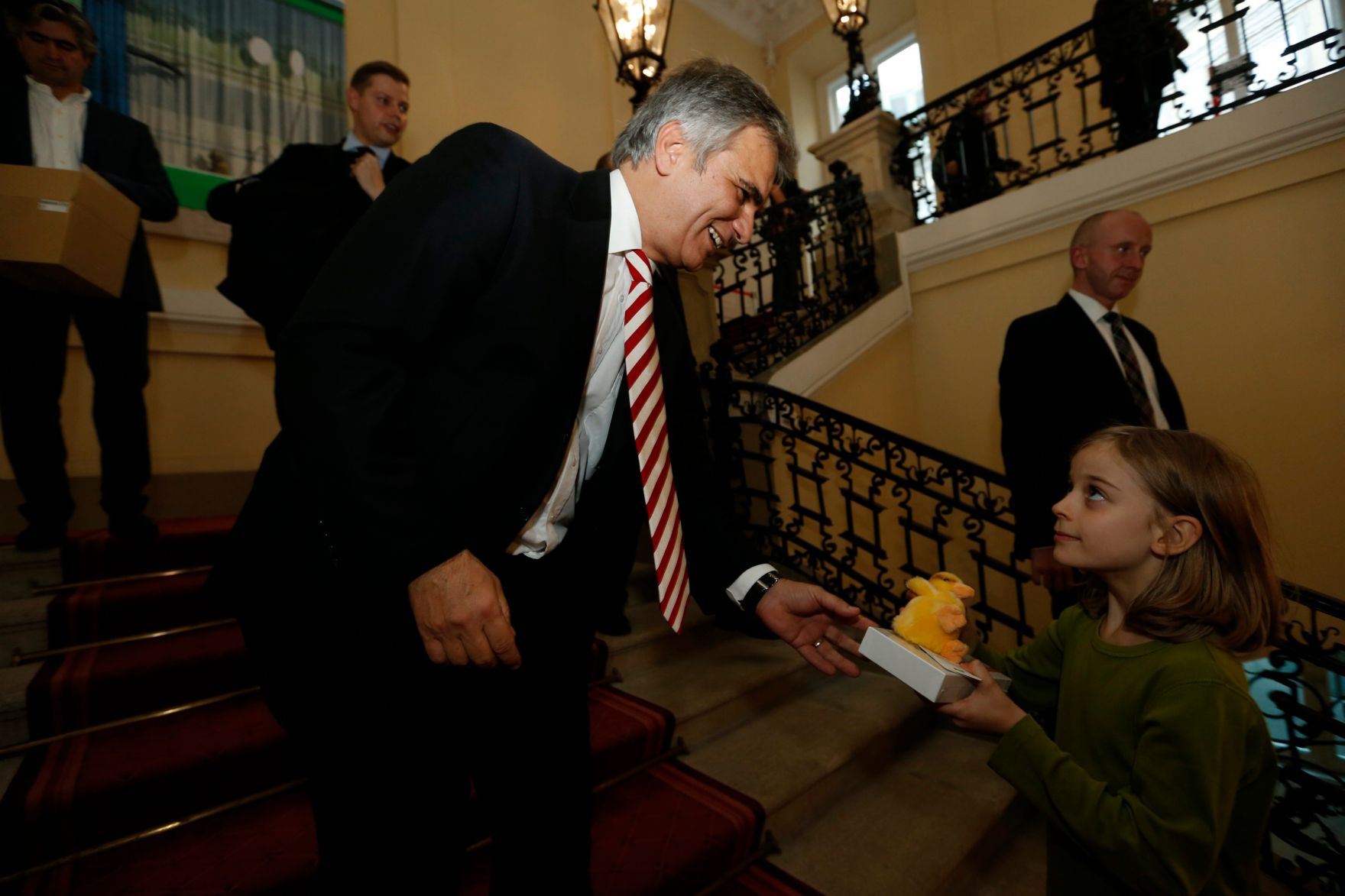 Am 26. Oktober 2013 empfing Bundeskanzler Werner Faymann im Rahmen des Nationalfeiertages Besucherinnen und Besucher im Bundeskanzleramt.