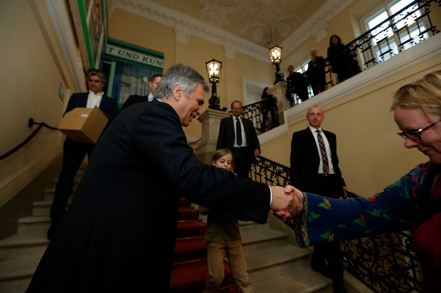 Am 26. Oktober 2013 empfing Bundeskanzler Werner Faymann im Rahmen des Nationalfeiertages Besucherinnen und Besucher im Bundeskanzleramt.