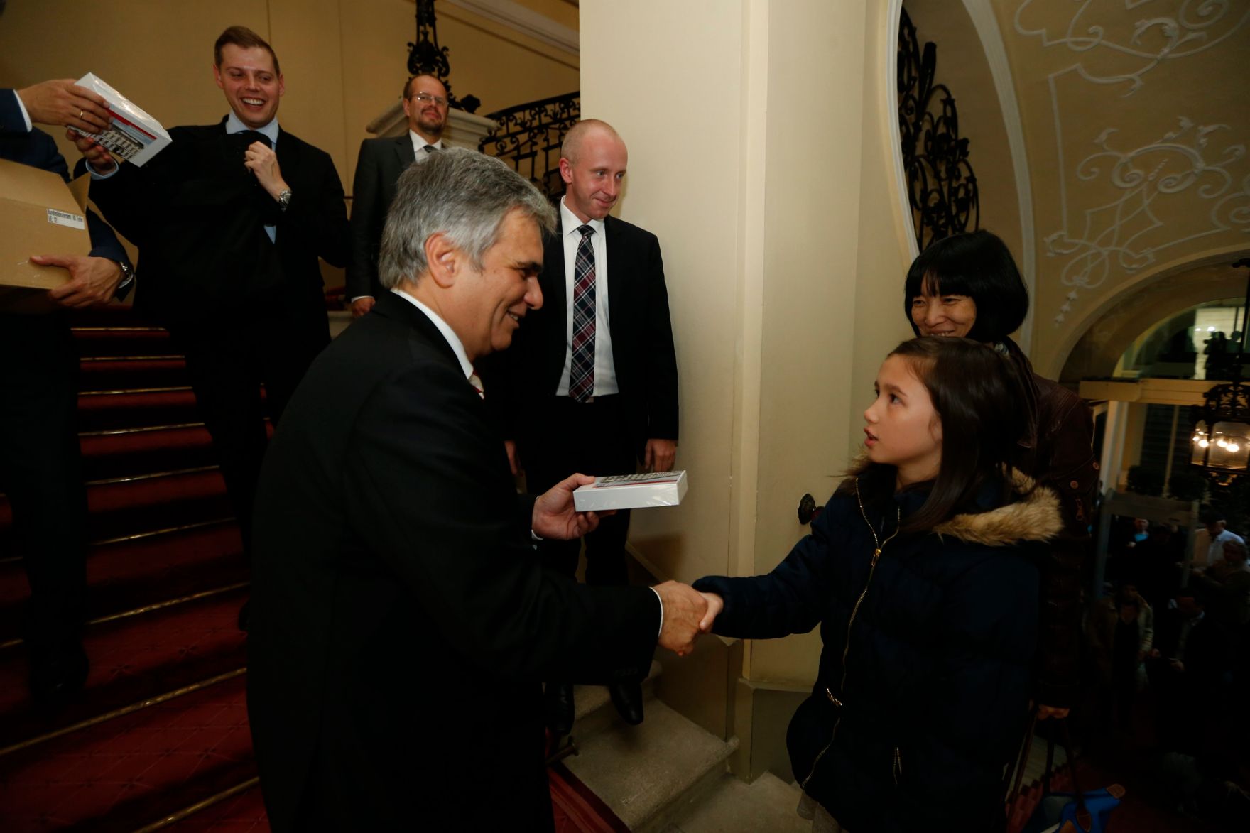 Am 26. Oktober 2013 empfing Bundeskanzler Werner Faymann im Rahmen des Nationalfeiertages Besucherinnen und Besucher im Bundeskanzleramt.
