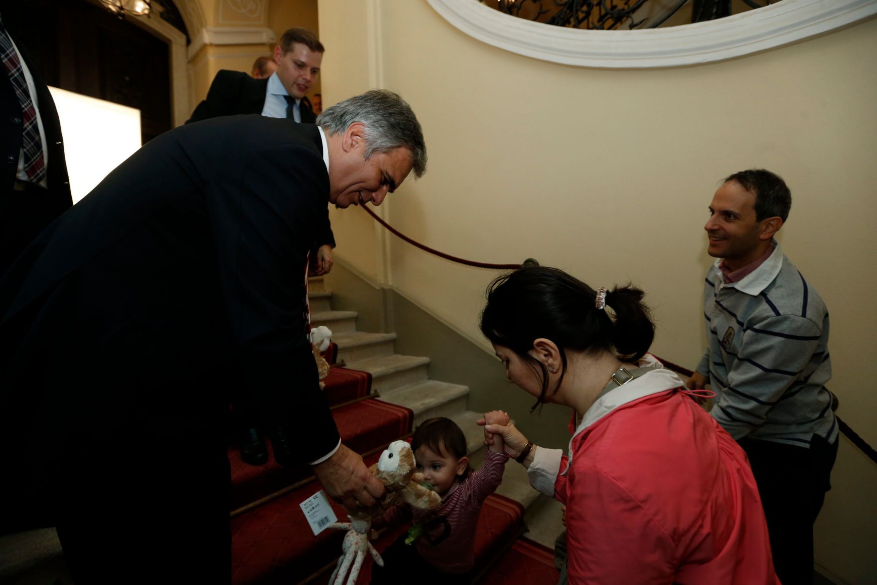 Am 26. Oktober 2013 empfing Bundeskanzler Werner Faymann im Rahmen des Nationalfeiertages Besucherinnen und Besucher im Bundeskanzleramt.