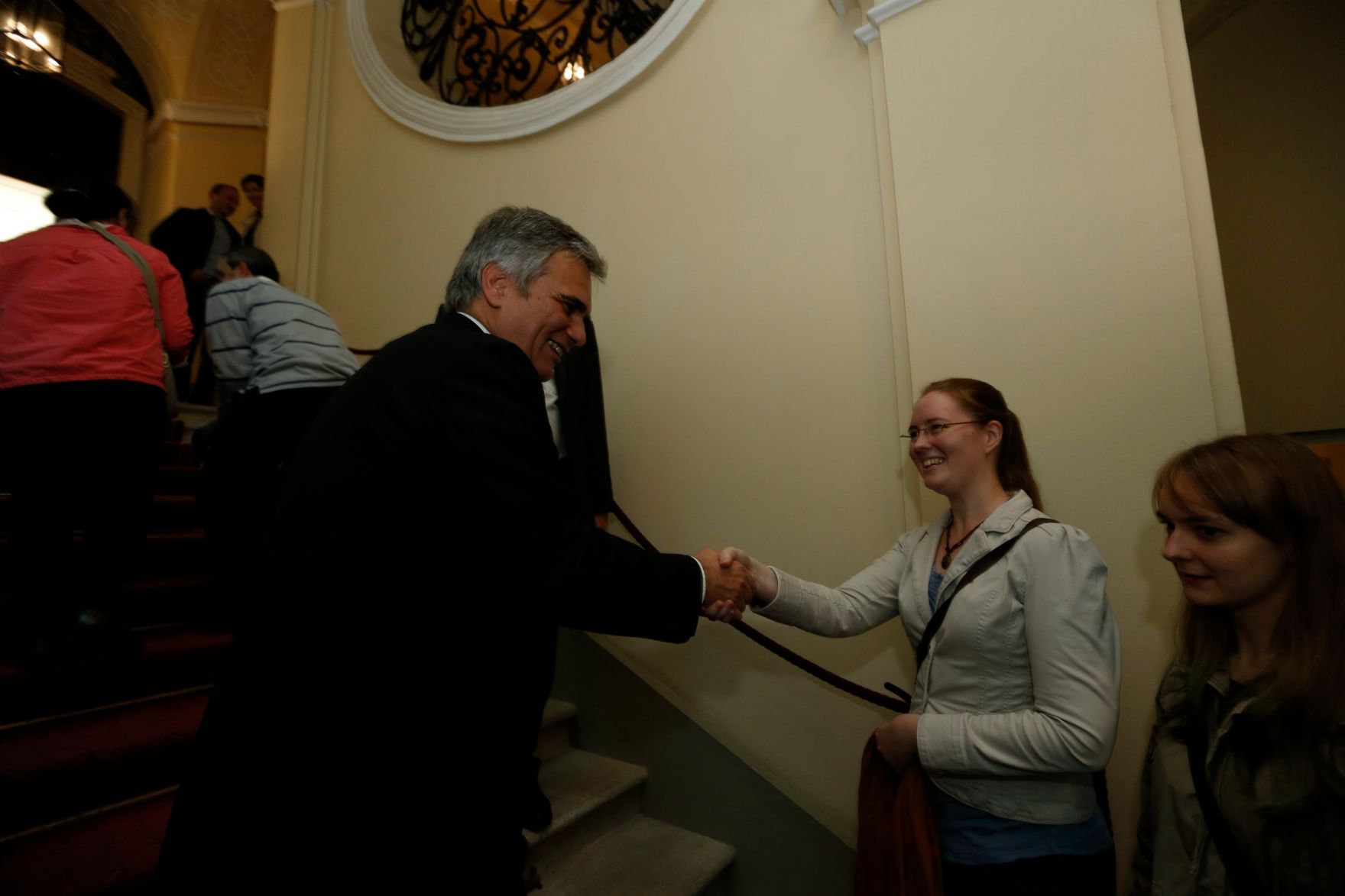 Am 26. Oktober 2013 empfing Bundeskanzler Werner Faymann im Rahmen des Nationalfeiertages Besucherinnen und Besucher im Bundeskanzleramt.