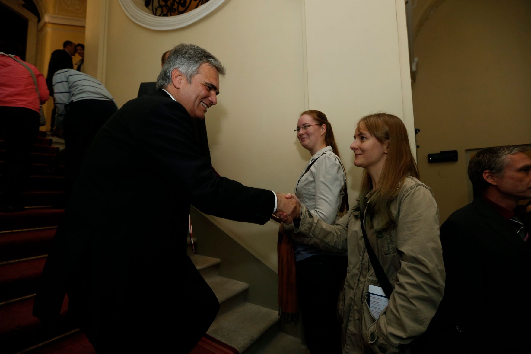 Am 26. Oktober 2013 empfing Bundeskanzler Werner Faymann im Rahmen des Nationalfeiertages Besucherinnen und Besucher im Bundeskanzleramt.