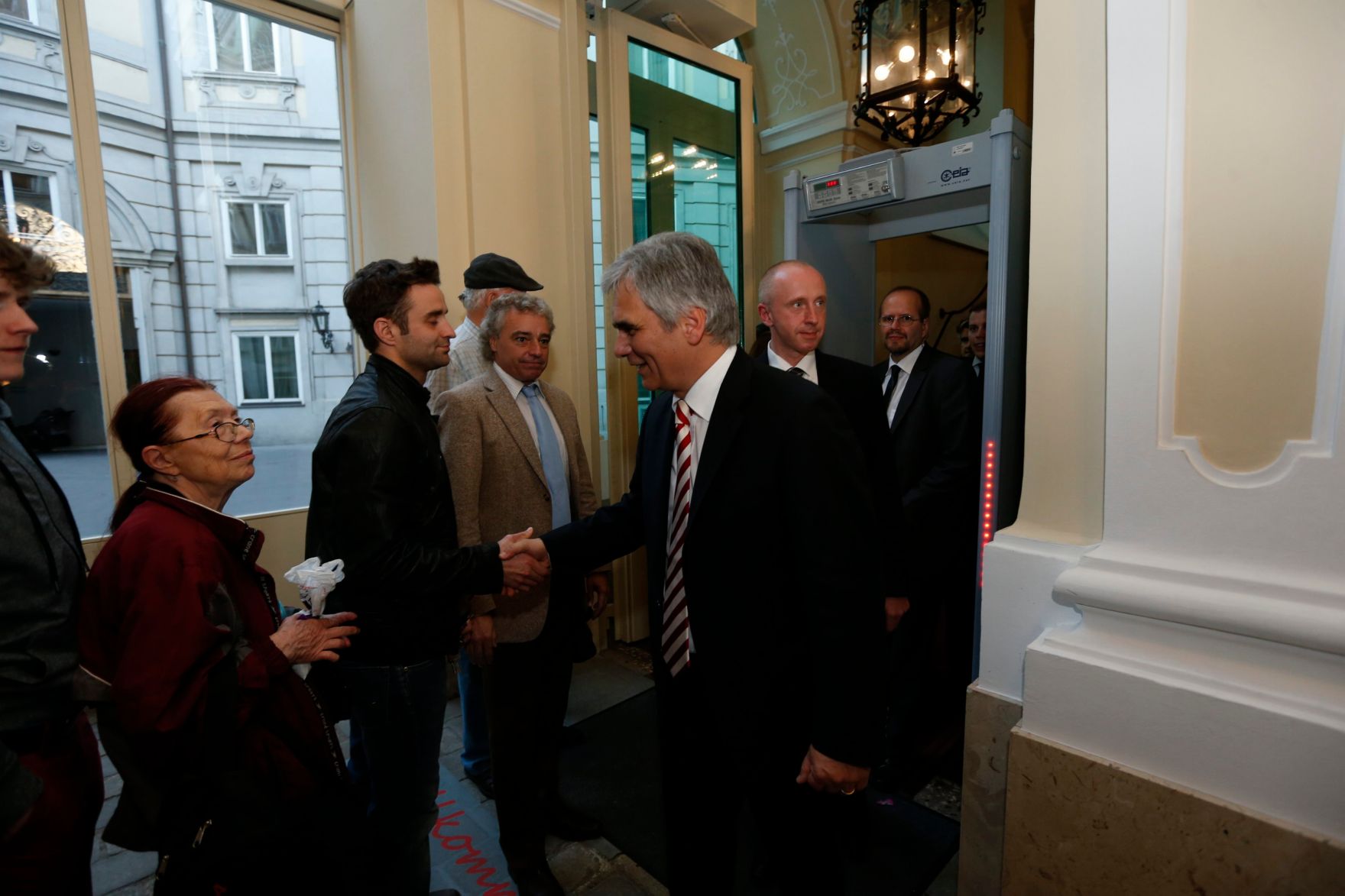 Am 26. Oktober 2013 empfing Bundeskanzler Werner Faymann im Rahmen des Nationalfeiertages Besucherinnen und Besucher im Bundeskanzleramt.