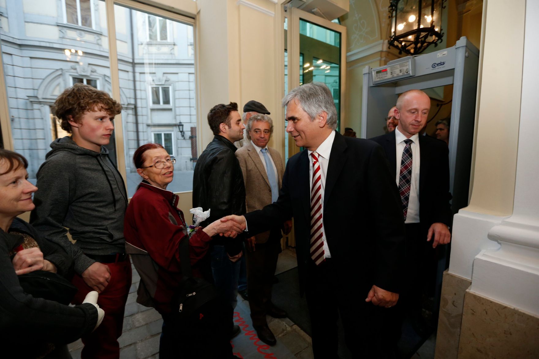 Am 26. Oktober 2013 empfing Bundeskanzler Werner Faymann im Rahmen des Nationalfeiertages Besucherinnen und Besucher im Bundeskanzleramt.