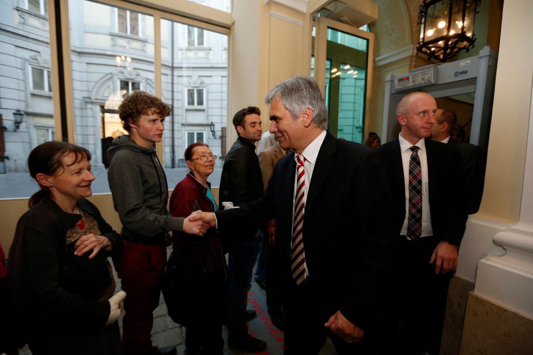Am 26. Oktober 2013 empfing Bundeskanzler Werner Faymann im Rahmen des Nationalfeiertages Besucherinnen und Besucher im Bundeskanzleramt.