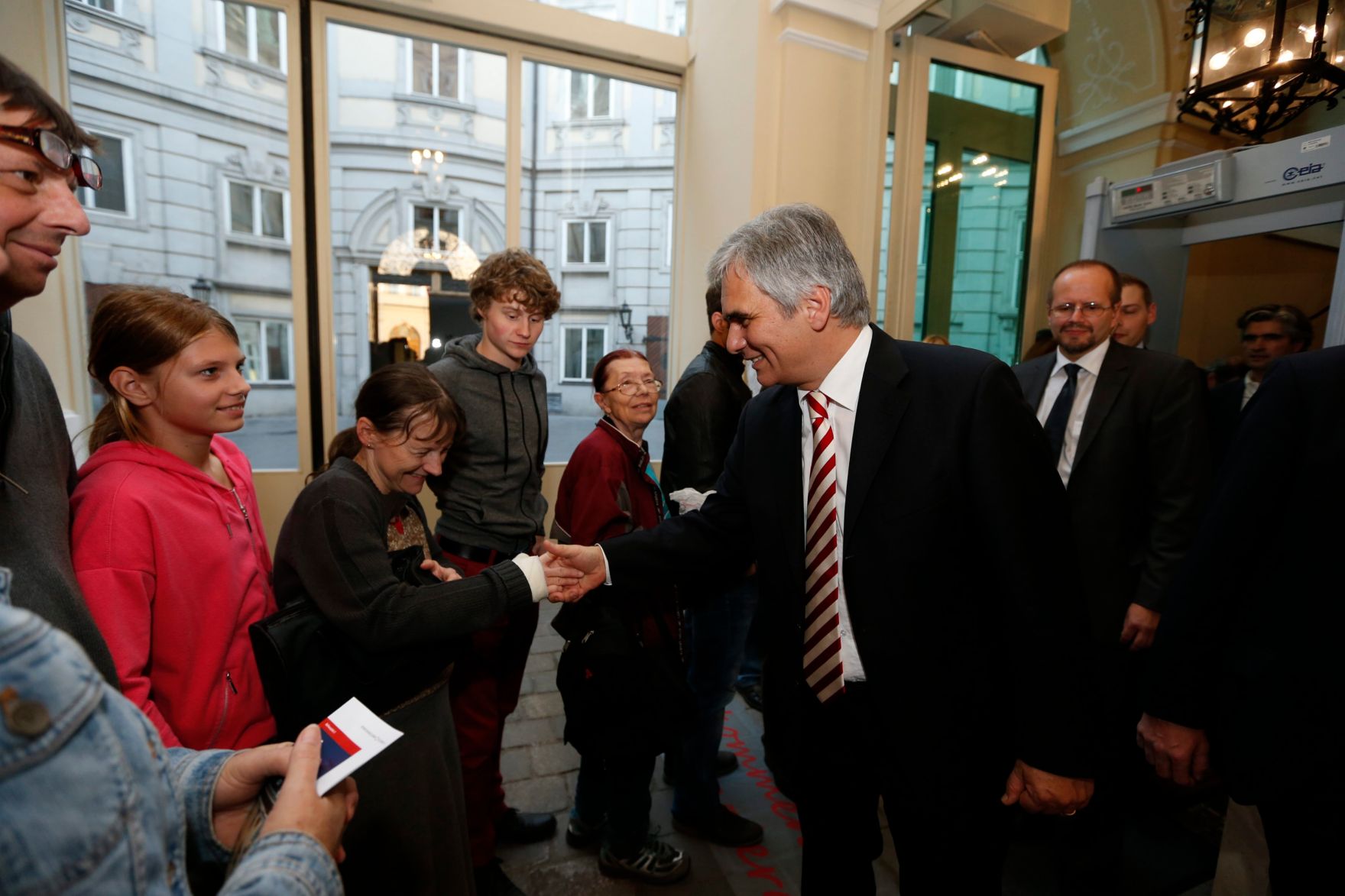 Am 26. Oktober 2013 empfing Bundeskanzler Werner Faymann im Rahmen des Nationalfeiertages Besucherinnen und Besucher im Bundeskanzleramt.