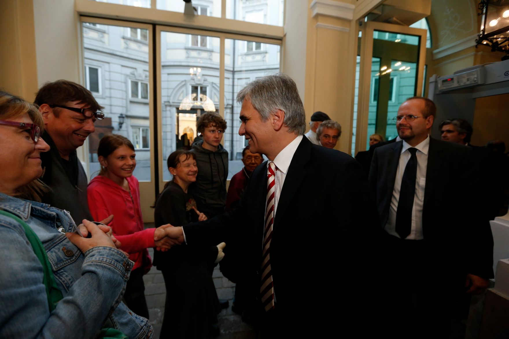 Am 26. Oktober 2013 empfing Bundeskanzler Werner Faymann im Rahmen des Nationalfeiertages Besucherinnen und Besucher im Bundeskanzleramt.