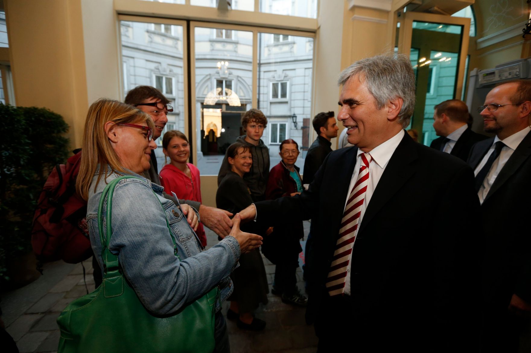 Am 26. Oktober 2013 empfing Bundeskanzler Werner Faymann im Rahmen des Nationalfeiertages Besucherinnen und Besucher im Bundeskanzleramt.