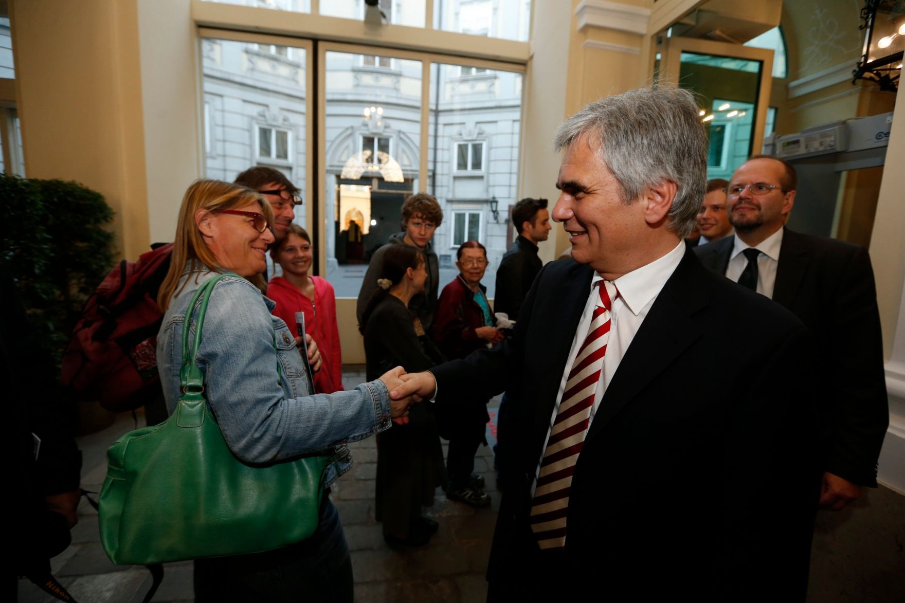 Am 26. Oktober 2013 empfing Bundeskanzler Werner Faymann im Rahmen des Nationalfeiertages Besucherinnen und Besucher im Bundeskanzleramt.