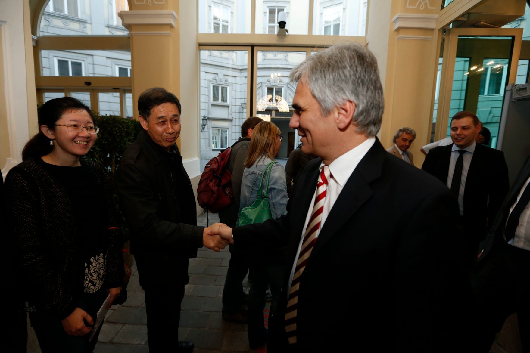 Am 26. Oktober 2013 empfing Bundeskanzler Werner Faymann im Rahmen des Nationalfeiertages Besucherinnen und Besucher im Bundeskanzleramt.