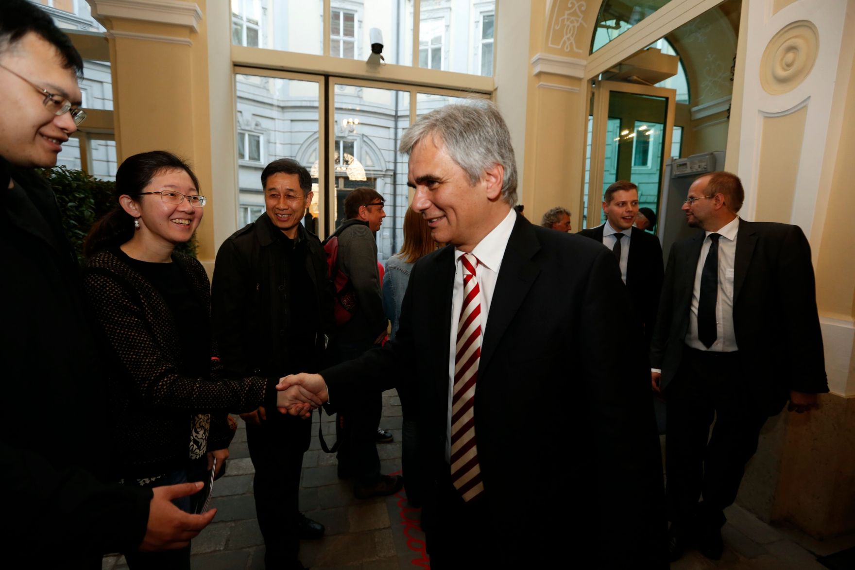 Am 26. Oktober 2013 empfing Bundeskanzler Werner Faymann im Rahmen des Nationalfeiertages Besucherinnen und Besucher im Bundeskanzleramt.