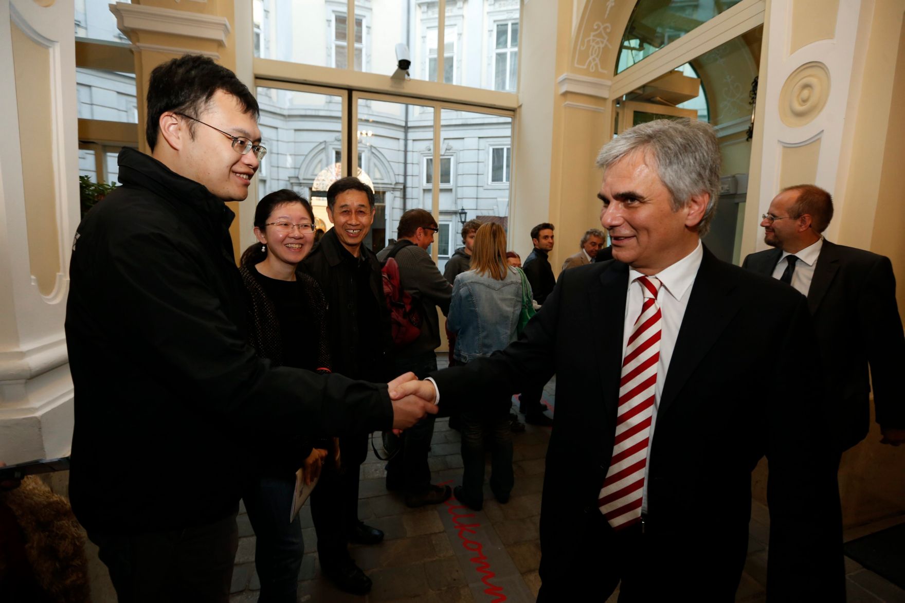 Am 26. Oktober 2013 empfing Bundeskanzler Werner Faymann im Rahmen des Nationalfeiertages Besucherinnen und Besucher im Bundeskanzleramt.