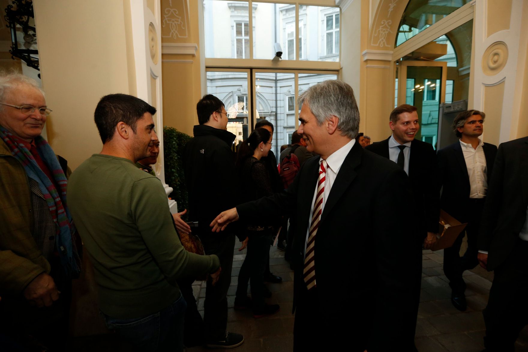 Am 26. Oktober 2013 empfing Bundeskanzler Werner Faymann im Rahmen des Nationalfeiertages Besucherinnen und Besucher im Bundeskanzleramt.