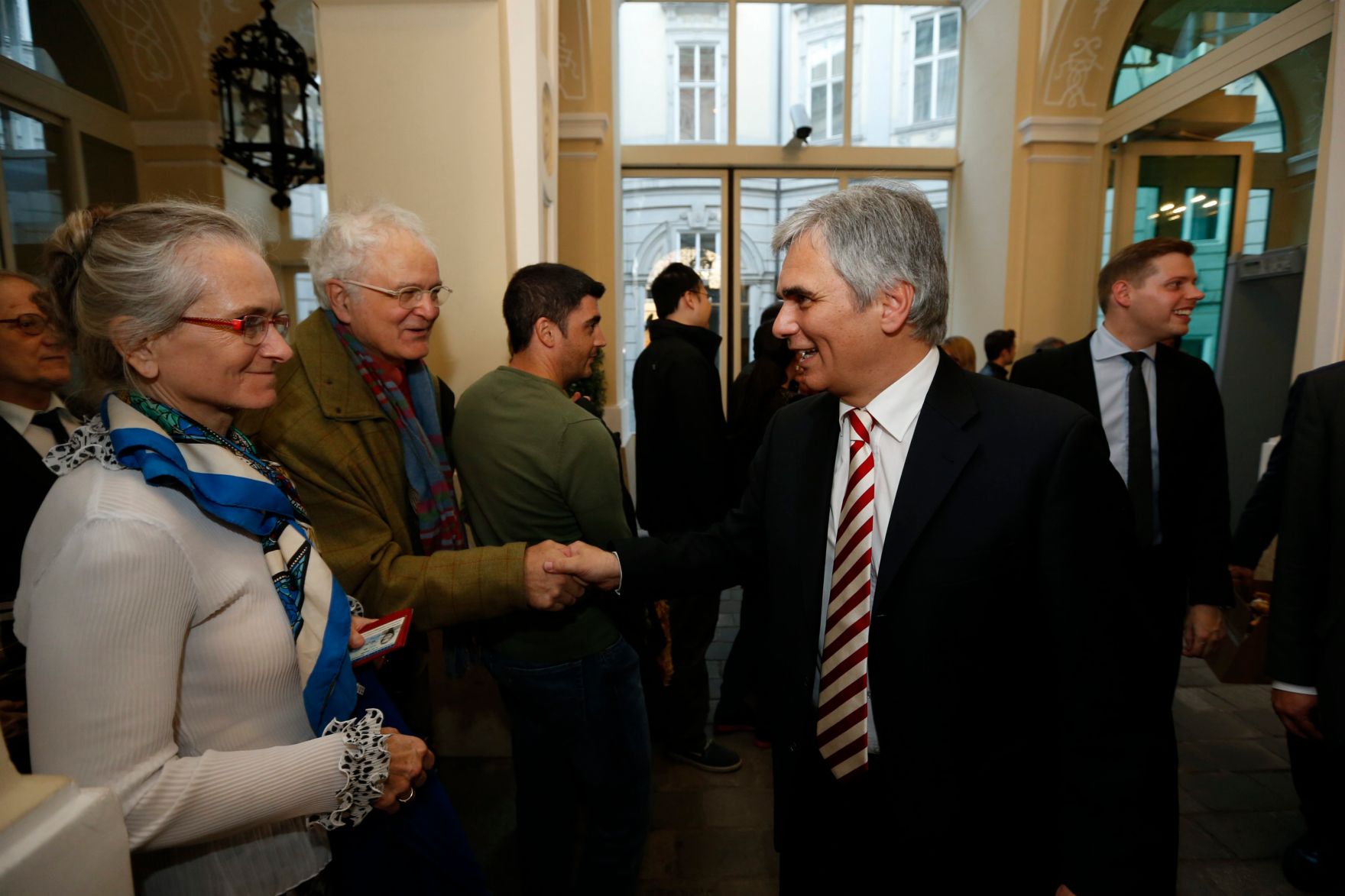 Am 26. Oktober 2013 empfing Bundeskanzler Werner Faymann im Rahmen des Nationalfeiertages Besucherinnen und Besucher im Bundeskanzleramt.