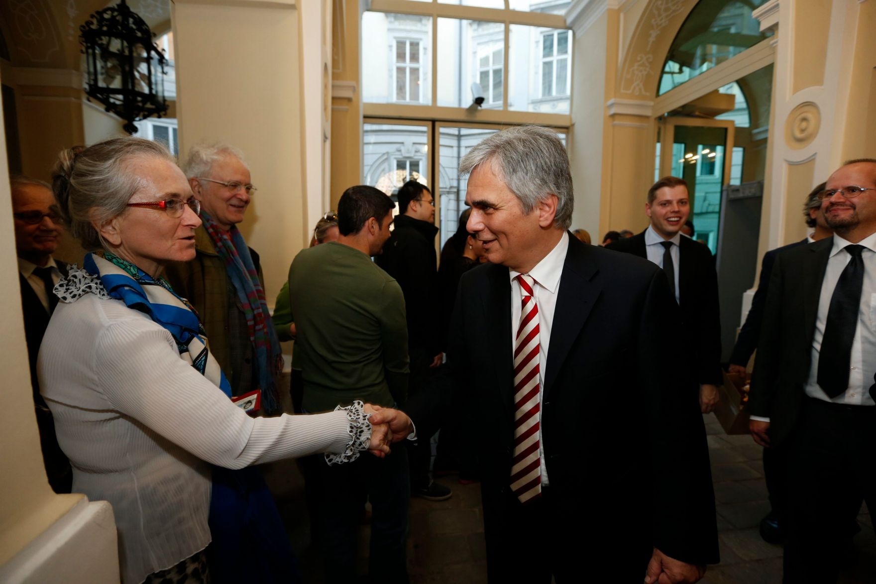 Am 26. Oktober 2013 empfing Bundeskanzler Werner Faymann im Rahmen des Nationalfeiertages Besucherinnen und Besucher im Bundeskanzleramt.
