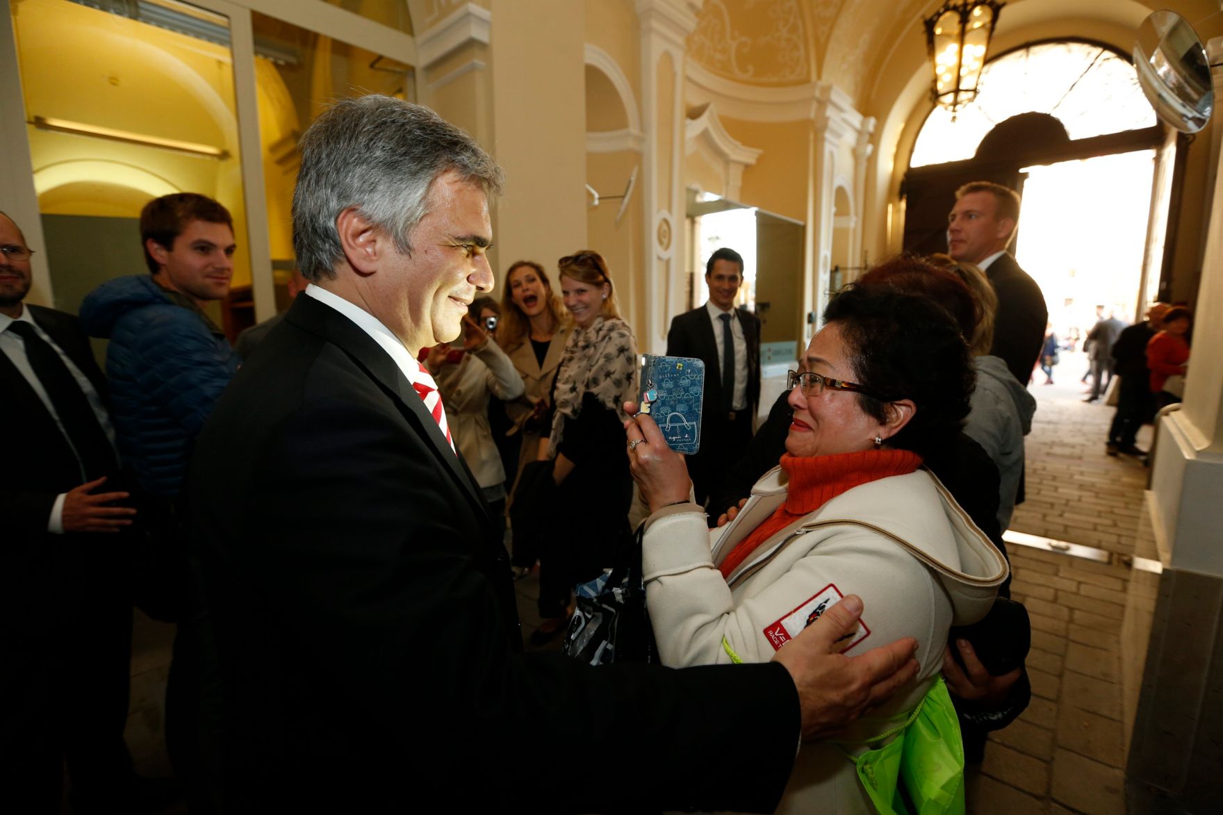 Am 26. Oktober 2013 empfing Bundeskanzler Werner Faymann im Rahmen des Nationalfeiertages Besucherinnen und Besucher im Bundeskanzleramt.