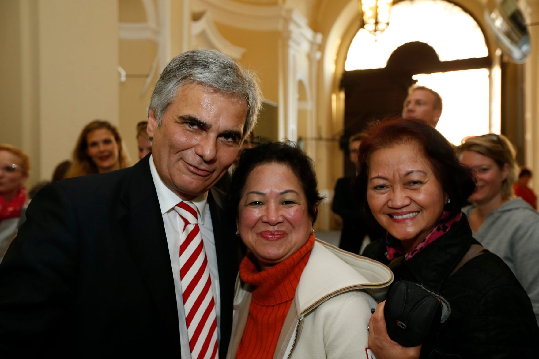 Am 26. Oktober 2013 empfing Bundeskanzler Werner Faymann im Rahmen des Nationalfeiertages Besucherinnen und Besucher im Bundeskanzleramt.
