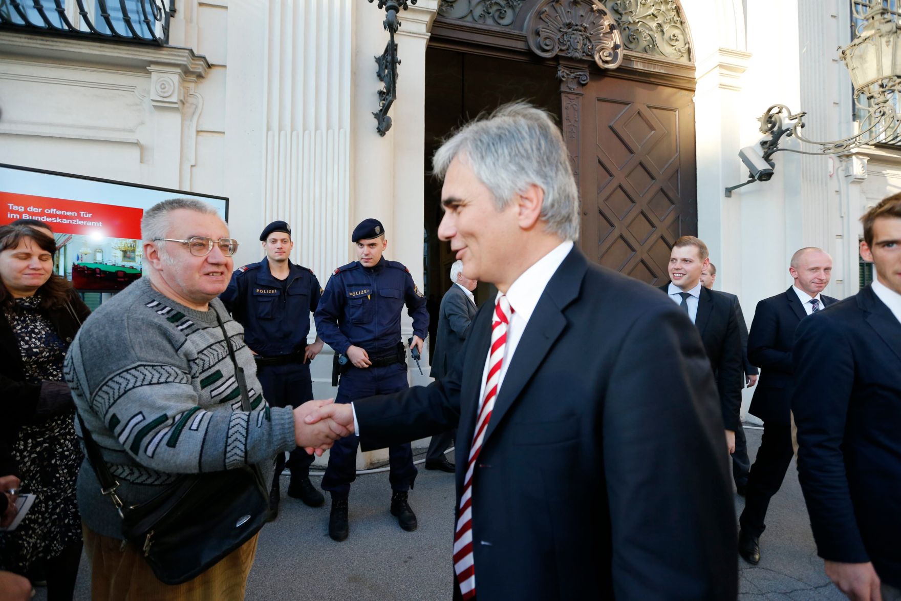 Am 26. Oktober 2013 empfing Bundeskanzler Werner Faymann im Rahmen des Nationalfeiertages Besucherinnen und Besucher im Bundeskanzleramt.