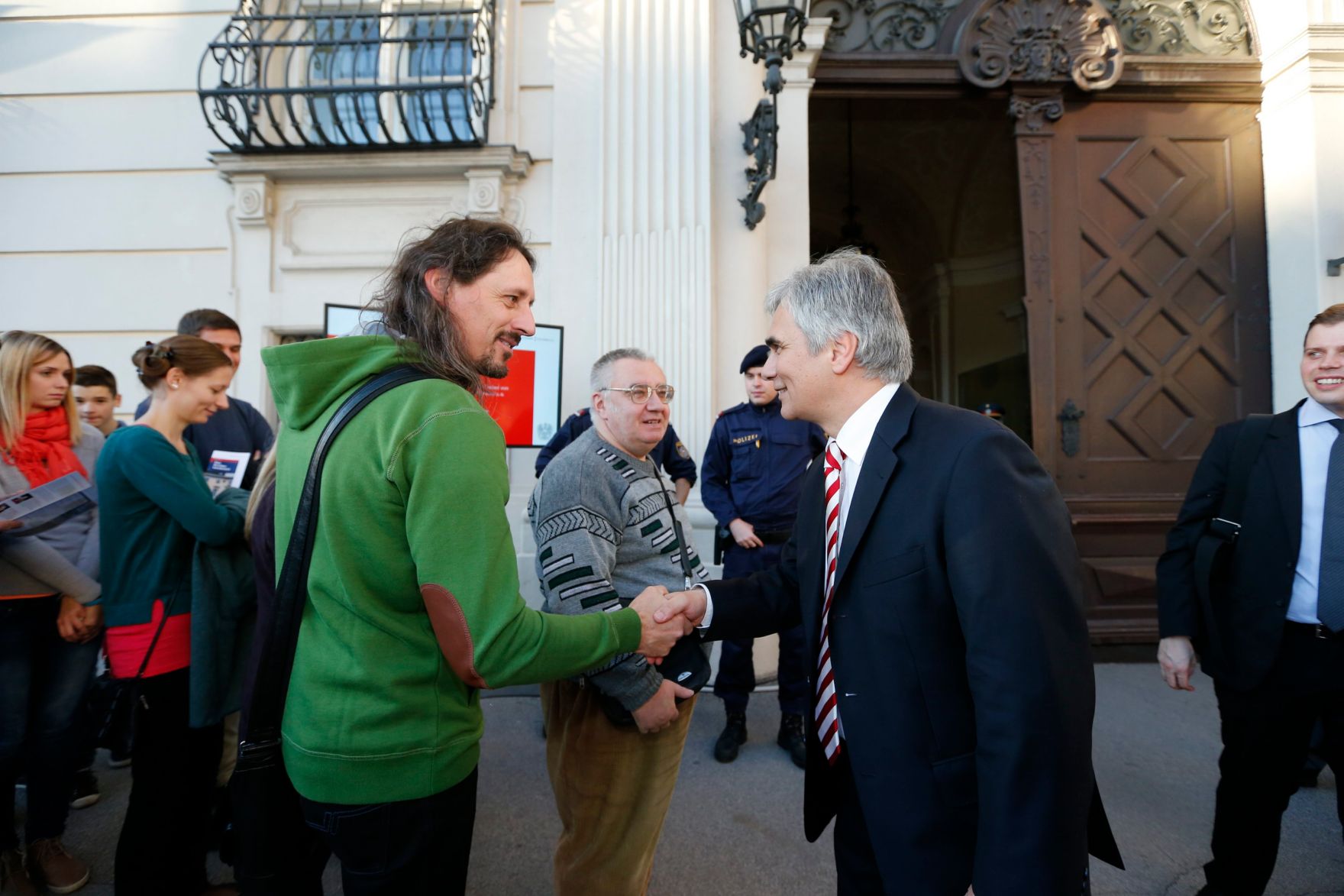 Am 26. Oktober 2013 empfing Bundeskanzler Werner Faymann im Rahmen des Nationalfeiertages Besucherinnen und Besucher im Bundeskanzleramt.