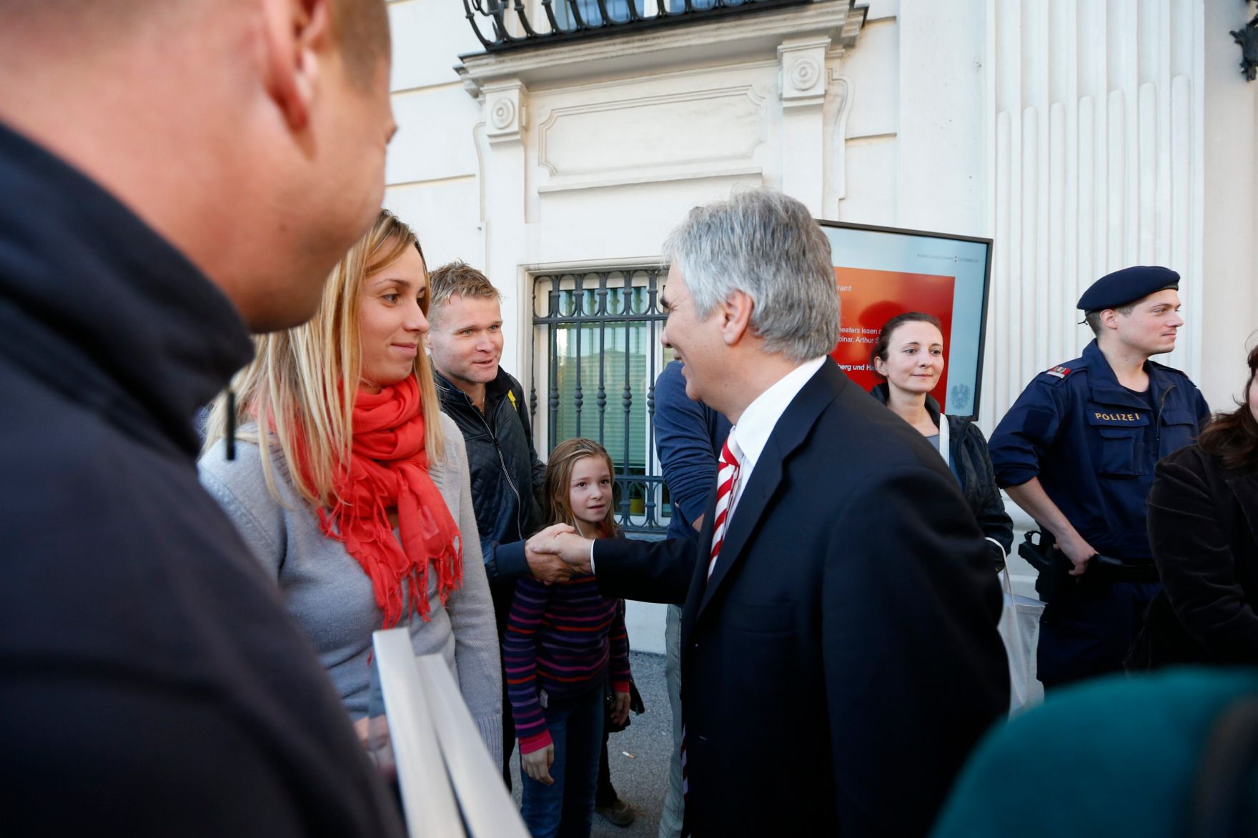 Am 26. Oktober 2013 empfing Bundeskanzler Werner Faymann im Rahmen des Nationalfeiertages Besucherinnen und Besucher im Bundeskanzleramt.