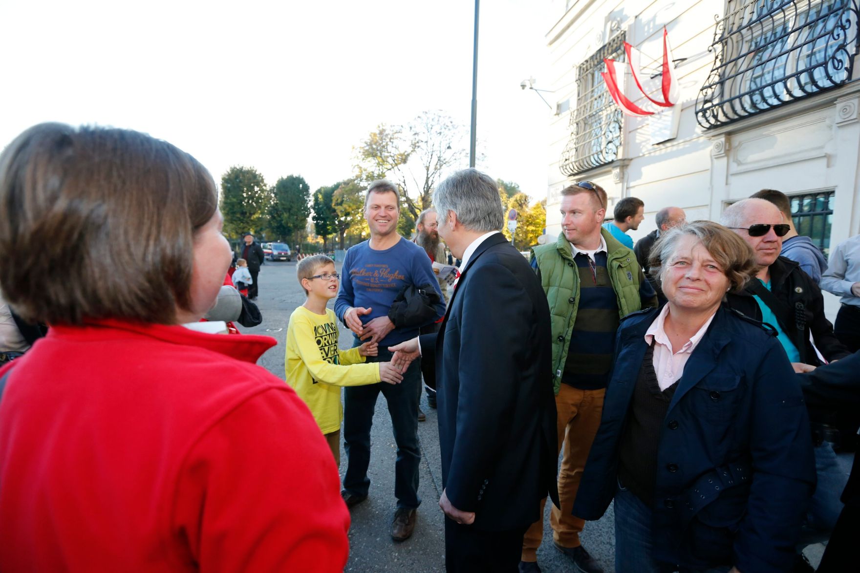 Am 26. Oktober 2013 empfing Bundeskanzler Werner Faymann im Rahmen des Nationalfeiertages Besucherinnen und Besucher im Bundeskanzleramt.