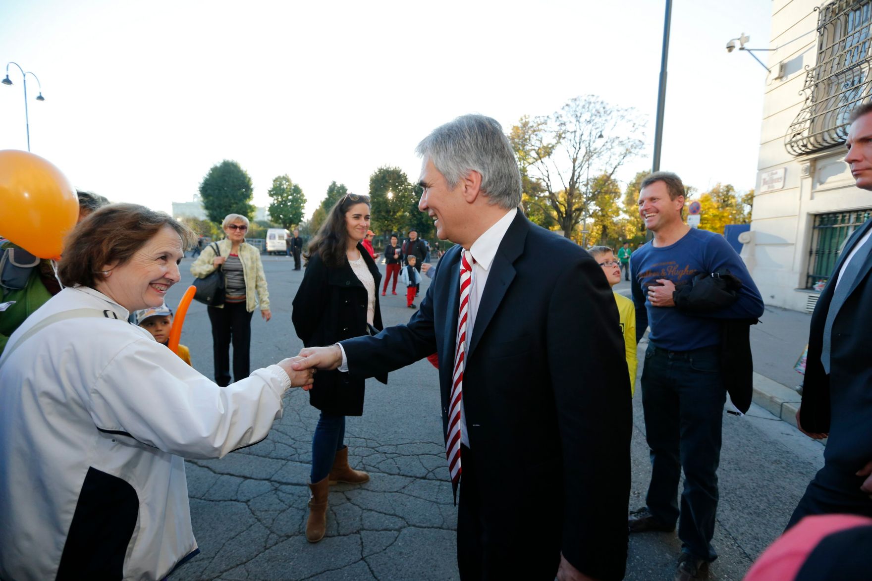 Am 26. Oktober 2013 empfing Bundeskanzler Werner Faymann im Rahmen des Nationalfeiertages Besucherinnen und Besucher im Bundeskanzleramt.